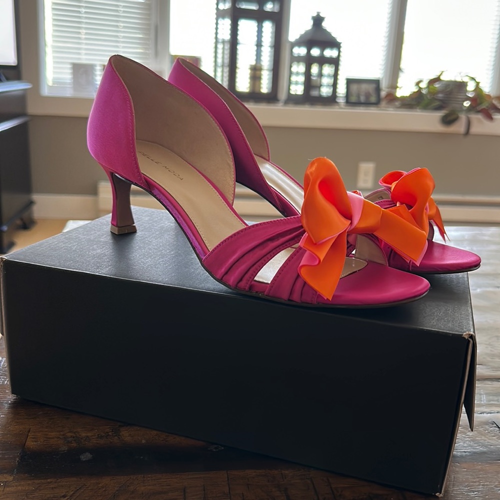 New! Pelle Moda Satin Low Heels